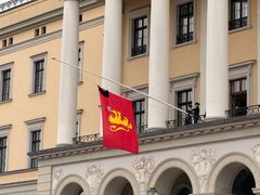 Bilde av sørgeflor sammen med kongeflagget på halv stang