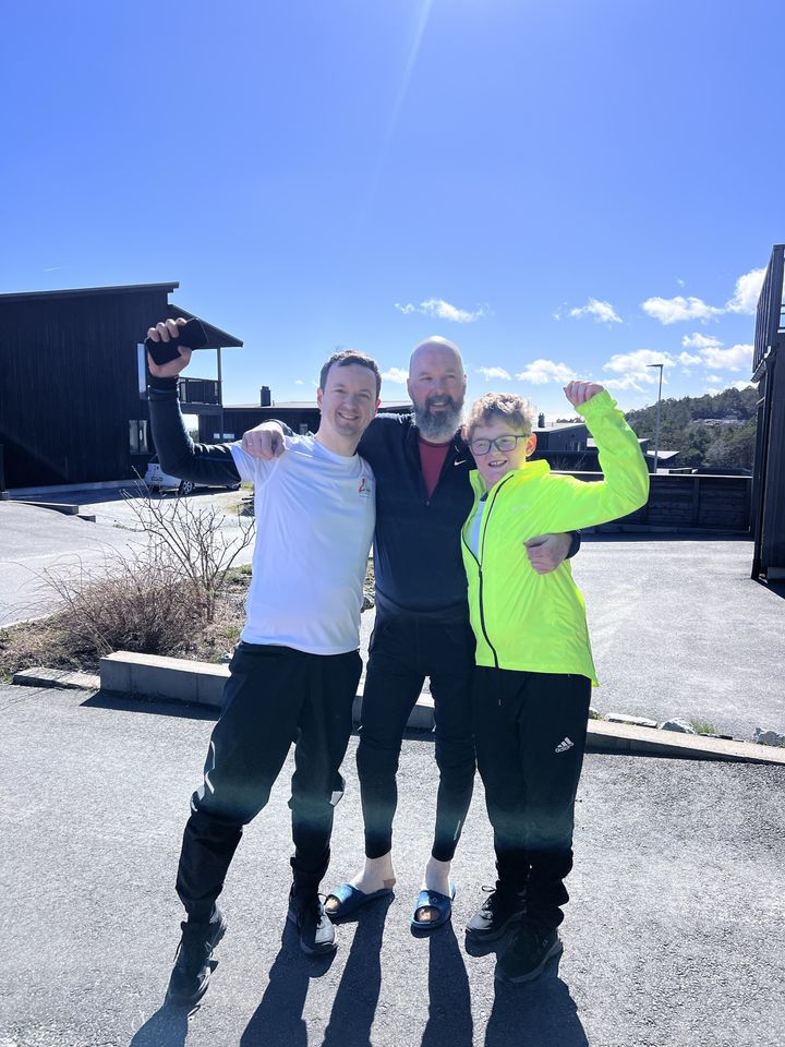 Klare for tur: Kristoffer, bestefar Nils Einar og Jonathan Fure Mikalsen.