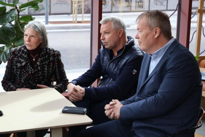 Til venstre, Olaug Strand Brunstad, hovedeier og styreformann i møbelprodusent Brunstad AS. I midten Lars Oscar Øvstegård, eier og daglig leder av O.Øvstegård. Til høgre, Terje Bøe, adm. dir. i Spilka Industri.