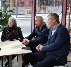 Til venstre, Olaug Strand Brunstad, hovedeier og styreformann i møbelprodusent Brunstad AS. I midten Lars Oscar Øvstegård, eier og daglig leder av O.Øvstegård. Til høgre, Terje Bøe, adm. dir. i Spilka Industri.