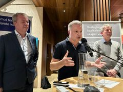 Bildet fra folkemøte i Fosnavåg. Tema: Kor øydeleggande formuesskatten på arbeidande kapital er for SMB-bedriftene som utgjer 99% av norskeigd næringsliv. Til høgre, Geir Høydalsvik, daglig leder Reknehuset, i midten Lars Oscar Øvstegård og til venstre Terje Bøe Spilka.
