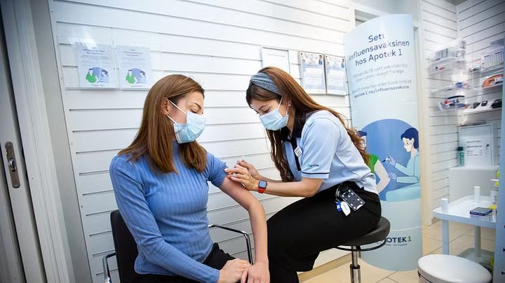 Koronavaksiner og influensavaksiner: Apotek 1 bidrar med vaksineringen. Foto: Tommy Borge Arnesen
