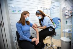 Koronavaksiner og influensavaksiner: Apotek 1 bidrar med vaksineringen. Foto: Tommy Borge Arnesen