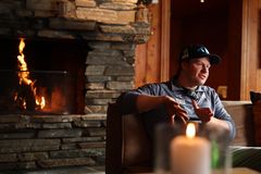 «Jeg gleder meg absolutt til å kjøre finaler på hjemmebane, det blir en perfekt måte å runde av OL-sesongen på!» Sier en forventningsfull Adrian Sejersted. Her avbildet på Gudbrandsgard Hotell under årets renn