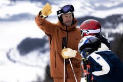 Aksel Lund Svindal på besiktigelse i Kvitfjell med to unge alpinister før rennstart under årets verdenscuprenn