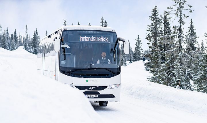 Skibuss i destinasjonen ble en vinterhit i 2025, nå videreføres tilbudet