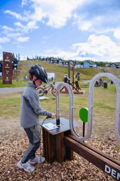 I "Den perfekte sving" kan du teste hvor stødig du er på hånda. Installasjonen baserer seg på åpen/lukket strømkrets.