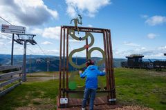 Installasjonen i Hafjell er utformet i stil med utsikten - med Fakkelmannen som identitetsmarkør.