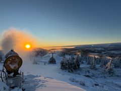 Snøkanon i soloppgang i vinterdekt landskap