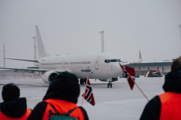 Britiske skiturister ble tatt i mot med norske flagg, bunad og cupcakes da de ankom Oslo Lufthavn søndag.