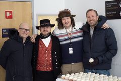 Et samarbeid om å gjøre norske vinteropplevelser tilgjengelig for et bredere publikum, til glede for både lokalt næringsliv og skientusiaster i Europa. Fra venstre leder for knutepunkt- og partnerskapsutvikling i Avinor Joachim Westher Andersen, reiselivsdirektør i Rada Reiseliv Sten Harald Norund Hansson, Tittel i Avinor Martin Langaas og kommersiell leder i Alpinco Jonas Bjørnerud.