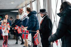 Turistene fikk en mottagelse med Norske flagg, bunad og cupcakes. "This was highly unexptected" var en av reaskjonene.