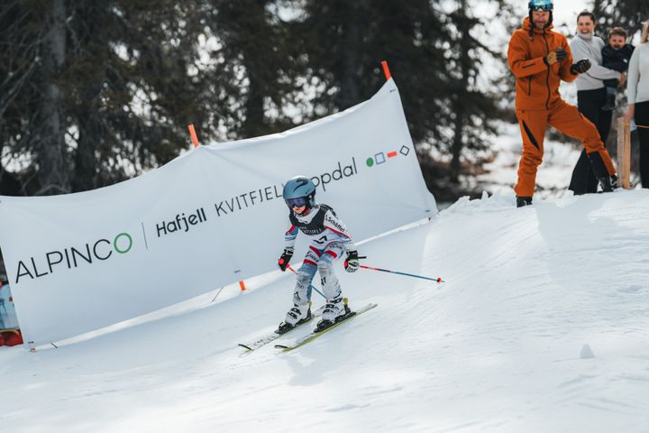 Bilde av Aksel Lund Svindal som starter et barn i Varden Utfor