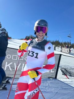 Lars Elton Myhre under det tradisjonelle påskerennet Varden Utfor på palmesøndag i Kvitfjell. Utstyrt med gummihansker for anledningen, for ekstra fart.