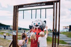 Barn og maskot i Reaksjonsduell på gondoltoppen i Hafjell