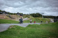 Barn på sykkel i pump track i Hafjell
