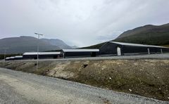 Bildet viser permanente forlegningstelt i en camp for alliert øving og trening, med fjell i bakgrunnen.