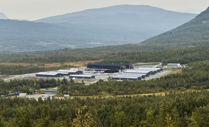 Oversiktsbilde av Camp Akkasæter i Blåtind skytefelt, omgitt av skog og fjell i Målselv kommune.