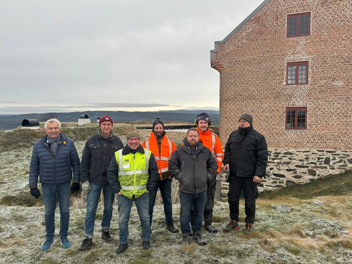 Gruppe mennesker står på en festningsmur