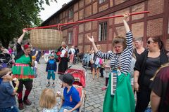 Gateartister underholder publikum foran bygning på Akershus festning.