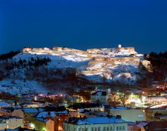 Fredriksten festning nattbilde med snø.