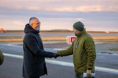 To menn håndhilser på rullebane
