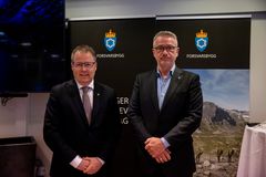 Tidlegare forsvarsminister Bjørn Arild Gram og direktør Forsvarsbygg, Thorbjørn Thoresen ved siden av kvarandre