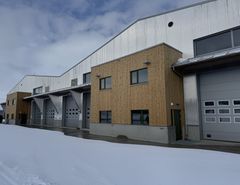 Moderne flerbrukshaller i snødekt område.