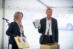 Minner legges ned i grunnstenen av Camilla Mathiesen, assisterende direktør Forsvarsbygg, og prosjektsjef i Forsvarsbygg, Lars Tetlie.