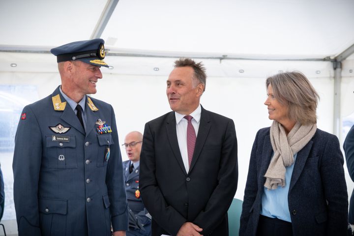 Markerte viktig milepæl for Luftforsvaret (f.v.): Sjef Luft, generalmajor Øyvind Gunnerud, forsvarsminister Tore O. Sandvik og assisterende direktør Forsvarsbygg, Camilla Mathiesen, under grunnstensnedleggelsen for nytt skolebygg på Værnes.