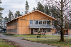 Fasade sett på avstand av kontorbygg Midtskogen Terningmoen