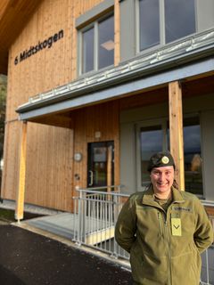 Visekorporal Laura Bjørbekk utenfor Midtskogen kontorbygg