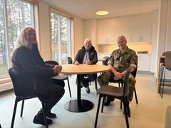 Ordfører Lillan Skjærvik (Ap), prosjektsjef Anders Martinsen fra Forsvarsbygg og garnisonssjef Håkon Oppegård inne i kontorbygg Midtskogen i Terningmoen leir