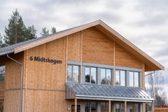 Øvre del av fasaden på kontorbygg Midtskogen