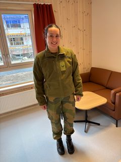 Kvinne i uniform på rom