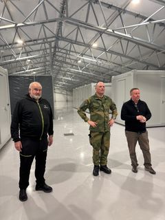 Områdeleder Rune Ottem i Forsvarsbygg (til venstre), garnisonssjef Bård Thodesen og prosjektleder Knut Vidar Moløkken i Forsvarsbygg