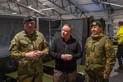 Garnisonssjef Bård Thodesen, prosjektleder Knut Vidar Moløkken (Forsvarsbygg) og sjef Trenregimentet oberst May Brith Valen-Odlo