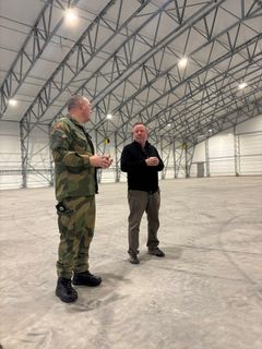 Bård Thodesen og Knut Vidar Moløkken Camp Rødsmoen på befaring i et av de enorme lagrene