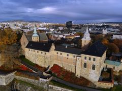 "Utsikt over Akershus festning fra sjøsiden, med Oslo i bakgrunnen."