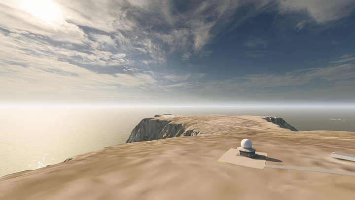 En radarstasjon ved kysten under en blå himmel.