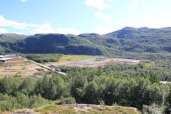 Landskapsbilde av Camp Elvegårdsmoen i Bjerkvik, omgitt av skogkledde åser.