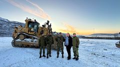 Militærpersonell i vinterlandskap med en bulldozer i bakgrunnen på Elvegårdsmoen.