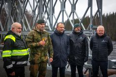 Gruppe mennsker foran en bru