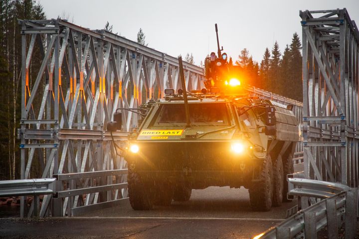 Panseret kjøretøy på bru