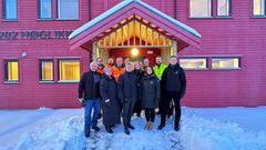 Gruppebilde av representanter fra Forsvaret, Forsvarsbygg og Skanske Husfabrikken AS foran de nye kvarterene på Skjold.