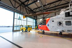 Redningshelikopter i hangar