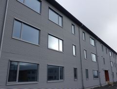 Nærbilde av grå fasade på forlegningsbygg.