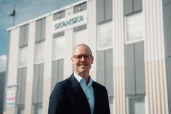 Mann ser i kamera