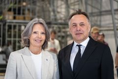 To mennesker ser i kamera