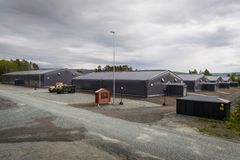 Skilt, haller og kjøretøy